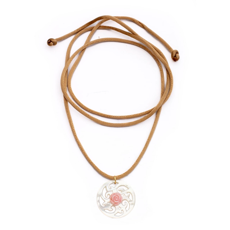 COLAR FIO SEDA PINGENTE FLOR MADREPÉROLA OURO 18K